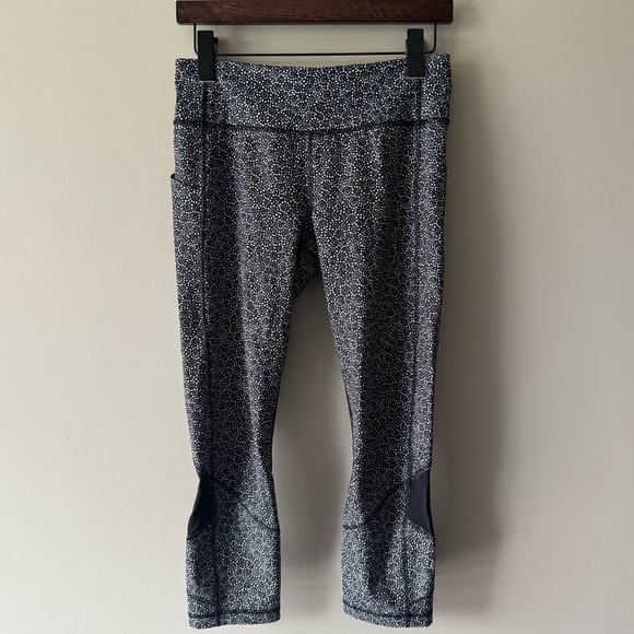 EUC LULULEMON Pace Rival Freckle Flower Black / White Crop Legging Size 6 - Picture 1 of 7